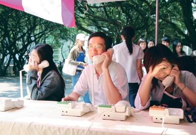 上週三在教育館外舉辦「溫馨花緣，郵電傳情」母親節感恩活動，由中華電信提供免費打電話服務，教職員生紛紛把握機會，打電話向家人報平安。（圖�陳奕至）
