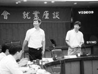 化材系於上週一舉行系友座談。圖右為化材系主任鄭東文，圖左為伯馬企業總經理、化材系友會長孫瑞隆。