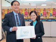 Chen Hui-ling, a grad. student from the Chinese Dept. accepted Wii from Dr. Feng Chao-kang, the Vice President for Academic Affairs.