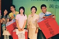 創意瘋潮大賽頒獎，校長張家宜（右二）鼓勵同學：「盡情發揮，將淡江打造成老師和同學都喜歡的樣子。」圖右為第一名的產經三陳文 王玉。