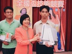 資訊系博一陳智揚（右）獲全國盃技能競賽冠軍，接受頒獎。（圖�陳智揚提供）