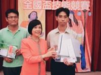 資訊系博一陳智揚（右）獲全國盃技能競賽冠軍，接受頒獎。（圖�陳智揚提供）