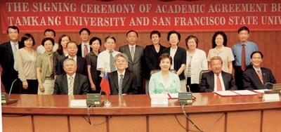 舊金山州立大學Prof. Robert A. Corrigan校長（前排右二）與本校張家宜校長（前排右三）簽訂協議書。（攝影�嘉翔）