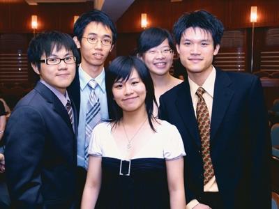 「海之頌」歌唱賽團體組冠軍，由合唱團團員組成。（圖�洪翎凱）
