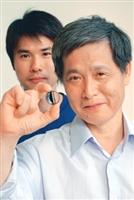 水環所博士生羅啟文（後者）以「人工心瓣擠壓流量測」論文獲獎，前為指導教授盧博堅與人工心瓣。（攝影�陳振堂）