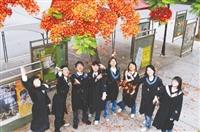 沐浴鳳凰花雨，畢業生揮別校園。（攝影�王文彥）