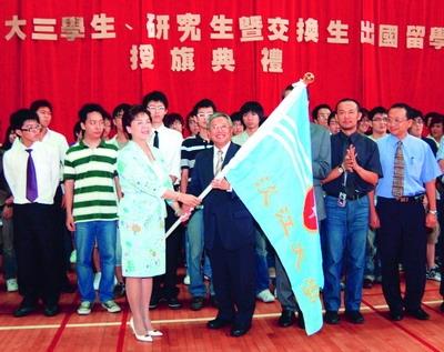 ＝＝＝＝＝＝＝　【授旗啟航】　＝＝＝＝＝＝　8月9日校長張家宜親自授旗，鼓勵全體出國留學生。圖為蘭陽校園主任林志鴻帶領師生接授旗，此為蘭陽校園第一批大三學生出國。