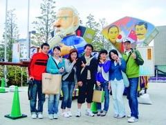 卓慧儀（右三）與同學在長崎美術館前大合照。