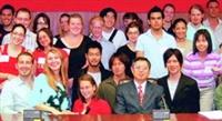 國際事務副校長戴萬欽（前排右三）在外國學生新生說明會後，與來自世界各地的學生開心合影。