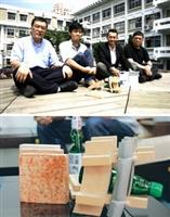 圖一：得獎的兩位學生陳敏傑（左二）、李京翰（左三）與建築系系主任吳光庭（右一）及指導老師建築系副教授陳珍誠（左一）合影。圖二：　陳敏傑作品：名為「彈珠汽水椅子」以彈珠汽水瓶為構想，把淡水十二處名勝觀光地點包裝於瓶身；另一作品為香料磚塊。（陳奕至攝）