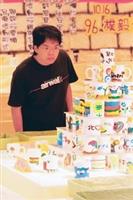 上週於商管展示廳舉辦的生活教育宣導展，展示許多各式各樣的杯子，吸引許多同學前往參觀，左圖同學正專注地看著堆疊成塔的彩繪杯。