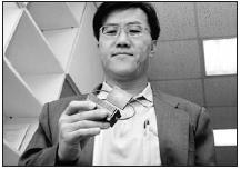 圖為機電系教授康尚文手持其研發作品「平板式迴路熱管」的原型，康尚文據此研發製造出更高技術的第6代「平板式迴路熱管」，並成功技術轉移，將由產學合作廠商進行量產。