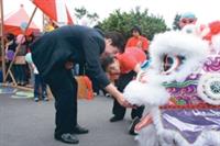 僑生醒獅團添購新獅，圖為學務長蔣定安為新獅進行「點睛」儀式。（圖�僑生醒獅團提供）