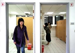 【記者陳怡臻淡水校園報導】商管大樓5、6、7層，接近電梯的男廁，全面改設成女廁，於11月12日施工完成並啟用。總務處表示，另一部分的空間美化，如增設梳妝檯，預計將安排於寒假期間動工，使女性如廁不再大排長龍。