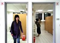 【記者陳怡臻淡水校園報導】商管大樓5、6、7層，接近電梯的男廁，全面改設成女廁，於11月12日施工完成並啟用。總務處表示，另一部分的空間美化，如增設梳妝檯，預計將安排於寒假期間動工，使女性如廁不再大排長龍。