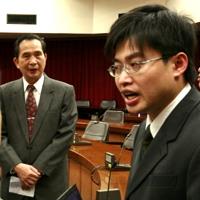 總務長羅運治（圖左）聆聽主任稽核員張金哲（圖右）對本校的外稽建議。
