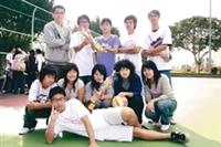 本校保險系於日前的第4屆北區大專院校保險盃比賽中，奪得女子排球、籃球冠軍，以及男子排球亞軍，隊員高興地與獎盃合影，他們將再接再厲，期盼在明年舉行的全國大專院校保險盃摘金！（攝影�洪翎凱）