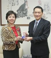 校長張家宜親頒感謝牌，感謝校友紀鎮江（圖右）捐贈獎學基金，嘉惠學弟妹。（黃士航攝）