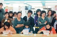 住輔組於日前舉辦大胃王比賽吸引許多人圍觀，當選手奮力地把食物扒進嘴裡時，一旁的同學也很認真地「端詳」進度，形成有趣的畫面。（攝影�洪翎凱）