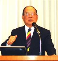 張創辦人建邦博士，在淡江教學與行政革新研討會中，以堅定的手勢、生動的表情發表致詞。（洪翎凱攝）