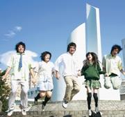 上週四（20日）由21系與公關社聯合舉辦的制服日，各系同學穿著高中時代的制服，開心地重溫往日歲月。（圖�黃士航攝）