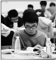 圖書館一樓的閱覽室二十四小時燈火通明，學生在此專心讀書，是提升讀書風氣的典範。