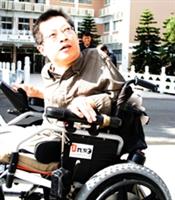自由空間教育基金會董事長唐峰正親自體驗淡水校園之無障礙空間。（黃士航攝）