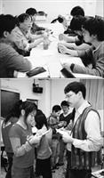 (上圖)歷史系舉辦「歷史學讀書方法座談會」邀請系上教師及研究生為大學部學生補救教學，學生表示獲益良多。(下圖)英文系外聘5位英文教師，利用課餘時間為全校學生執行英文補救教學，圖為其中1位外籍教師執行補救教學後，學生反應熱烈，抓緊時間問問題。