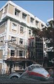 淡水校園建築館利用光電板效應，於頂摟及玻璃窗外設置各十二及六面不透明單晶矽光電板，由太陽直接照射並吸收能量；系館大門外牆則裝設透明的非晶矽光電板，即使樹蔭遮蔽仍可吸收太陽能，提供教室抽風扇能源之用，(圖�嘉翔）
