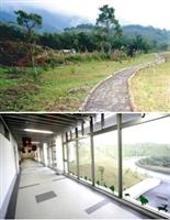 蘭陽校園教室區走廊，其牆面為環保水泥漆，明亮廊道的設計為避免師生在行走時有封閉感。蘭陽校園宿舍區旁，為人車分離的行人步道，採用與自然景觀融合的方式設計。（涂嘉翔攝）