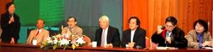 左起依序為外語學院院長宋美  、英文系教授林春仲、前外語學院院長林耀福教授、莫洛夫先生、中文系教授趙衛民、英文系副教授楊銘塗、副教授蔡振興，在覺生國際會議廳進行跨院系的「洛夫與現代詩論壇」。（涂嘉翔攝）