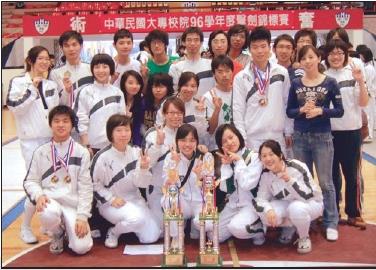 本校擊劍隊於日前參加「中華民國大專校院96學年度擊劍錦標賽」，獲得3金1銀5銅的佳績，在所有參賽學校中奪牌數最多，也創下連續4年榮獲總冠軍的紀錄。連日來的辛苦練習，總算獲得代價，賽後隊員開心地與獎盃、獎牌合影。（圖�擊劍隊提供）