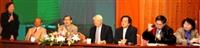 左起依序為外語學院院長宋美  、英文系教授林春仲、前外語學院院長林耀福教授、莫洛夫先生、中文系教授趙衛民、英文系副教授楊銘塗、副教授蔡振興，在覺生國際會議廳進行跨院系的「洛夫與現代詩論壇」。（涂嘉翔攝）