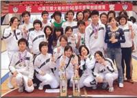 本校擊劍隊於日前參加「中華民國大專校院96學年度擊劍錦標賽」，獲得3金1銀5銅的佳績，在所有參賽學校中奪牌數最多，也創下連續4年榮獲總冠軍的紀錄。連日來的辛苦練習，總算獲得代價，賽後隊員開心地與獎盃、獎牌合影。（圖�擊劍隊提供）