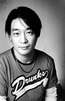 企管系校友周明宇，對音樂情有獨鍾，勇於多方嚐試，跨越古典、流行音樂，也演出舞台劇，期許成為全方位的表演者。（陳振堂攝）