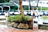 圖為本校設置之室外吸菸區之一：工學大樓前花台區。