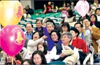 圖為歲末聯歡會同仁於賓果遊戲中獎「賓果！」。（馮文星攝）