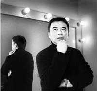 知名廣告導演陳玉勳，是本校教資系校友。他總是不按牌理出牌，常在拍攝現場靈光一現，提出令人眼睛為之一亮的點子。一坐上導演的椅子，便一臉嚴肅，專心致志指導片場，與私底下幽默風趣的面貌截然不同。（陳振堂攝影）