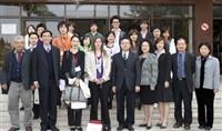 早稻田大學遠距教學課程師生蒞校觀摩，並與國際事務副校長戴萬欽（右五）等人於驚聲大樓前合影。