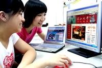 本校新版首頁於3月7日上線，同學爭相先睹為快。（圖�涂嘉翔）