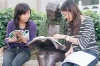 本校上週於圖書館前方放置「閱讀的少女」銅雕，吸引許多同學圍觀，爭相恐後地搶著「試坐」在雕像身旁，並很自然地「有樣學樣」拿起書猛K。上週天氣乍暖還寒，2位女學生為雕像圍上圍巾，並調皮地把書本放在雕像上，隔著雕像互相討論書本內容，乍看之下，雕像彷彿「活」了起來，讓人不覺莞爾。（圖文�  嘉翔）