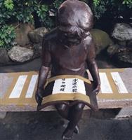圖書館前的閱讀的少女。（圖�涂嘉翔）