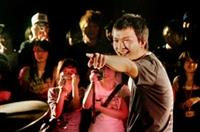 西洋音樂社熱力四射，演唱胖虎樂團的「好想回到幼稚園」等搖滾歌曲，為淡海音樂祭最後一夜掀起高潮，同學歡聲尖叫之餘，還不忘拍下表演者的身影。（陳奕至攝影）