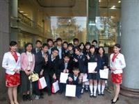 ↑今年3月來校參訪的淡江高中，與本校親善大使於覺生紀念圖書館前合影。（圖�教務處招生組提供）