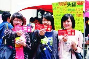 眾所矚目、全校師生期待已久的蘇打綠校園巡迴演唱會，上週四在商館大樓前擺攤開放售票，即引起同學大排長龍，還沒買票的同學別擔心，售票至本週五（9日）止唷！