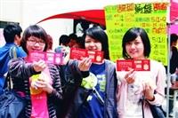 眾所矚目、全校師生期待已久的蘇打綠校園巡迴演唱會，上週四在商館大樓前擺攤開放售票，即引起同學大排長龍，還沒買票的同學別擔心，售票至本週五（9日）止唷！