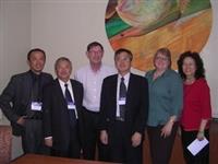 國際事務副校長戴萬欽一行人，於4月23日參觀維諾那州立大學之Residential College，與負責人Ronald Elcombe主任等人合影。（圖�國交處提供）