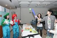 遊學展吸引許多同學參與，圖中同學用力揮棒，關主也興奮地為同學加油。（圖�王家宜）