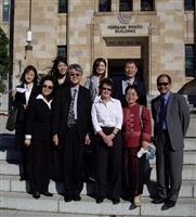 行政副校長高柏園一行8人，參訪澳洲昆士蘭大學校園，與國際事務人員Liz Simmonds合影。
