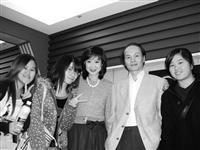 大傳系教師經常性安排學生參訪校外媒體或拜訪業界學長姐，增進學生對傳播界的認識。學生參訪ET-today，與前東森新聞報總編輯蔡慶輝（右二）及本校大傳系系友、也是東森財經生活頻道當家主播趙心屏（中）合影。（資料照片�陳維信提供）